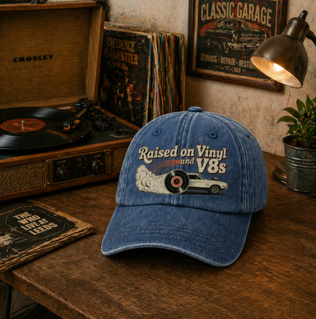 Letzter Tag mit 49 % Rabatt – „Raised on Vinyl and V8s“ – die bestickte Classic Cap für Motor-Enthusiasten.