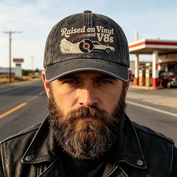 Letzter Tag mit 49 % Rabatt – „Raised on Vinyl and V8s“ – die bestickte Classic Cap für Motor-Enthusiasten.