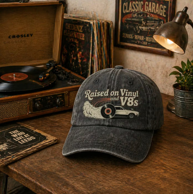 Letzter Tag mit 49 % Rabatt – „Raised on Vinyl and V8s“ – die bestickte Classic Cap für Motor-Enthusiasten.
