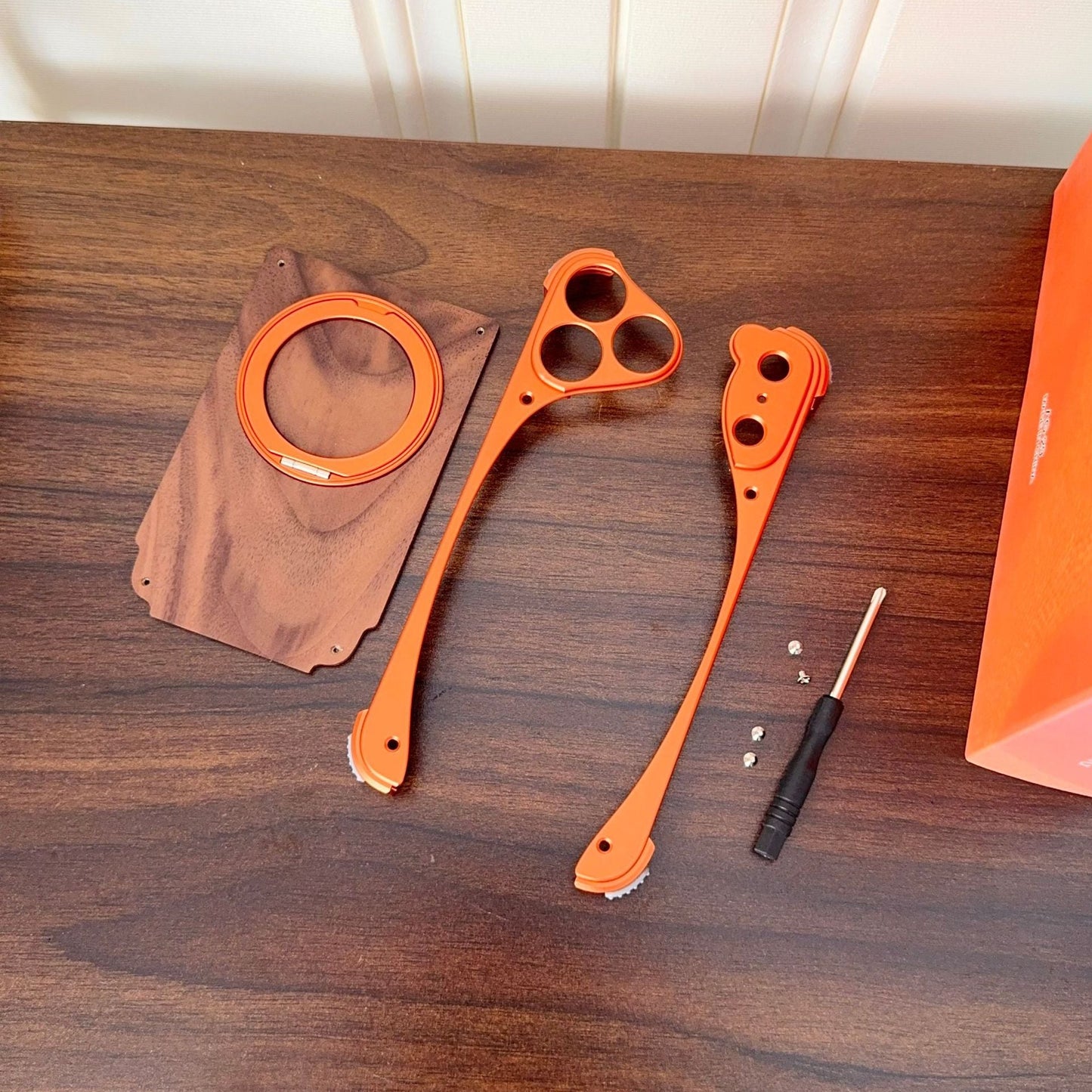 Handyhülle mit Metallrahmen und Walnussholz für das iPhone – Kein unnötiges Volumen, pure Eleganz