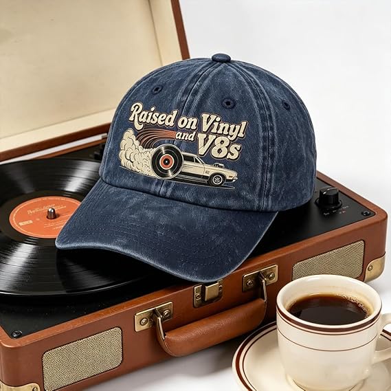 Letzter Tag mit 49 % Rabatt – „Raised on Vinyl and V8s“ – die bestickte Classic Cap für Motor-Enthusiasten.