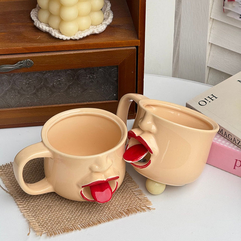 Lustige Keramiktasse mit herausgestreckter Zunge
