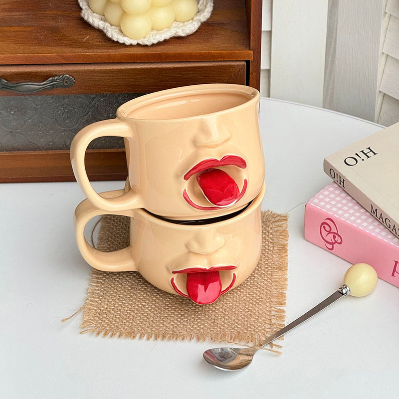 Lustige Keramiktasse mit herausgestreckter Zunge