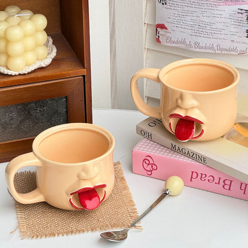 Lustige Keramiktasse mit herausgestreckter Zunge