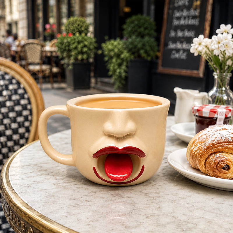 Lustige Keramiktasse mit herausgestreckter Zunge